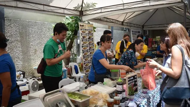 Indonesia Bazaar tahun ini terdapat 30 stand bazaar yang menawarkan berbagai macam makanan dan minuman, pakaian dan asesoris, serta barang retail Indonesia lainnya.