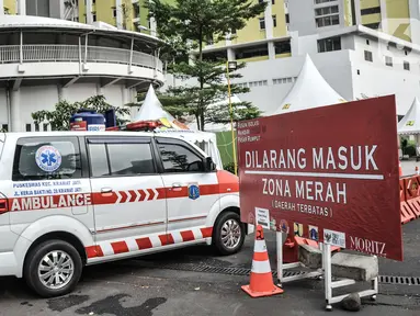 Mobil ambulans melewati pintu masuk saat mengantarkan pasien Covid-19 ke Rumah Sakit Darurat Covid (RSDC) Rusun Pasar Rumput, Jakarta, Senin (2/8/2021). Sebanyak 466 pasien Covid-19 masih menjalani perawatan di tower RSDC-19 Rusun Pasar Rumput hingga Senin (2/8) ini. (merdeka.com/Iqbal S Nugroho)