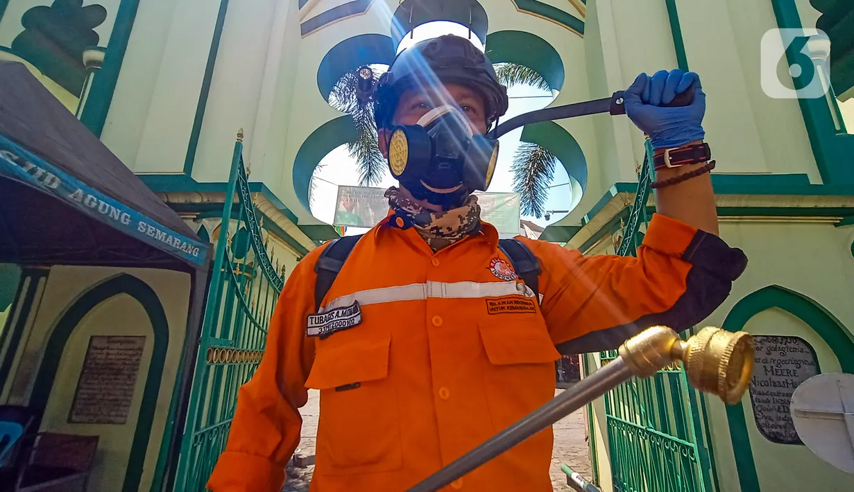 Petugas menyemprotkan cairan disinfektan di Masjid Kauman Semarang,  Jawa Tengah, Senin (16/3/2020). Penyemprotan dilakukan untuk mencegah penyebaran virus corona COVID-19. (Liputan6.com/Gholib)