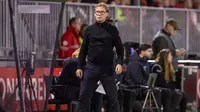 Ketika memimpin timnya bertanding di Eredivisie, Alex Pastoor menunjukkan aksinya.