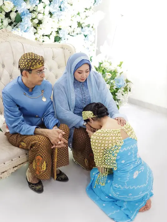 Setelah pengajian, tiba saatnya Jharna menjalani prosesi sungkeman dan siraman. [@jharnabhagwani]