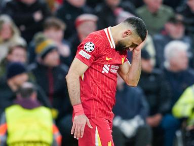 Pemain Liverpool, Mohamed Salah, tak kuasa menahan kesedihan setelah ditaklukkan PSG lewat adu penalti 0-1 (1-4) dalam laga leg kedua 16 besar Liga Champions 2024/2025 yang digelar di Anfield, Rabu (12/3/2025) dini hari WIB. (AP Photo/Dave Thompson)