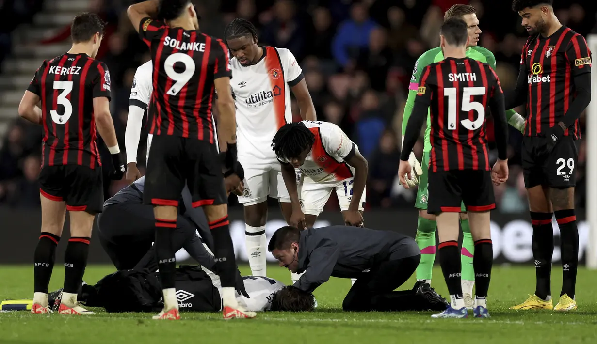 Wasit Simon Hooper kemudian menghentikan pertandingan, dan Tom Lockyer mendapatkan perawatan medis di lapangan. (Steven Paston/PA via AP)