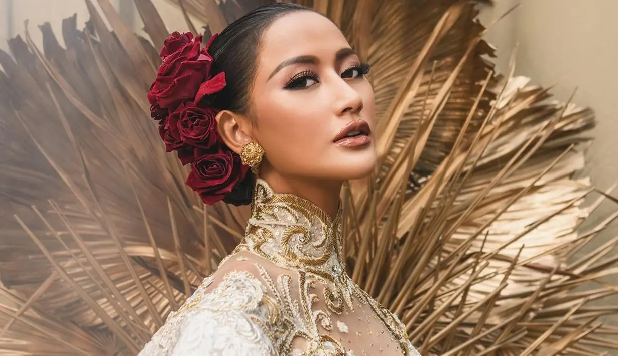 Parasnya yang cantik natural, membuat wanita asal Surabaya ini kerap dilibatkan oleh para fotografer untuk menjadi foto model. Terlihat dari akun Instagram pribadinya, Ayu Maulida sering kali menjalani pemotretan dengan beberapa fotografer. (Liputan6.com/IG/@ayumaulida97)