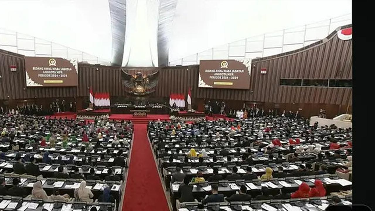VIDEO: Momen Titiek Soeharto Rela Desak-desakan Foto Bareng Jokowi di DPR