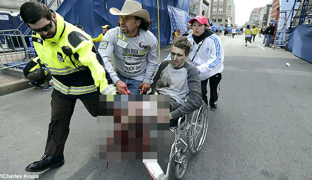 Tim medik membawa korban BomBoston Maraton.