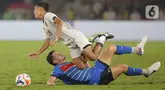 Pemain Timnas Indonesia U-23, Muhammad Rayhan Hannan (atas) mendapat pelanggaran keras dari Noah River Leddel (Filipina) saat laga lanjutan Grup A Piala AFF U-23 2025 di Stadion Utama Gelora Bung Karno (SUGBK), Jakarta, Jumat (18/7/2025). (Liputan6.com/Helmi Fithriansyah)