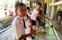 Siswa SDN 1 Tualang Cut Antusias Nikmati Air Minum RO Bantuan Kemhan-Unhan Pasca-Banjir Aceh Tamiang
