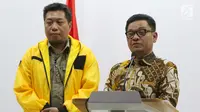 Ketua DPP Partai Golkar Ace Hasan Syadzily dan Ketua DPP Partai Golkar Venno Tetelepta memberikan keterangan pers terkait pemberhentian dan pengisian jabatan di DPP Partai Golkar, Jakarta, Selasa (19/3). (Liputan6.com/Johan Tallo)