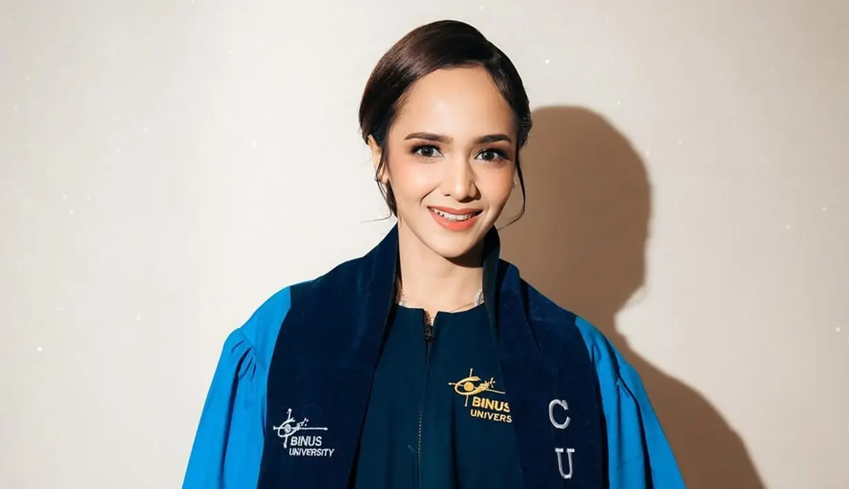Dianda Sabrina diketahui menempuh jurusan PJJ Manajemen di Universitas Bina Nusantara. Resmi menyandang status sarjana, kebahagiaan terpancar jelas di wajah bintang sinetron Cinta Suci ini. Kesibukannya sebagai seorang publik figur tak membuatnya mengesampingkan pendidikan. Dukungan dari keluarga dan orang terdekat tentunya membuat Sabrina berhasil lulus kuliah. (Liputan6.com/IG/@sabrindh)