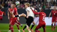 Nick Woltemade dan Christopher Martins berebut bola dalam laga Kualifikasi Piala Dunia 2026 antara Jerman dan Luksemburg di Sinsheim, 11 Oktober 2025. (AP Photo/Michael Probst)