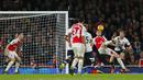 Pemain Arsenal Per Mertesacker melakukan tembbakan salto saat dihadang para pemain Tottenham Hotspur pada lanjutan Liga Premier Inggris  di Stadion Emirates, London, Inggris, Minggu (8/11/2015). Arsenal bermain imbang 1-1.   (Reuters / Eddie Keogh)