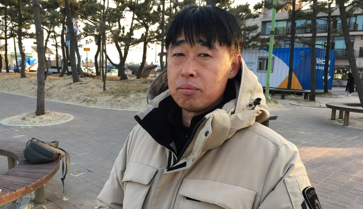 Perwira Kang Il-han (46) memberi tanggapan di Korsel (8/2). Kang mengatakan, saat ia dekat dengan bebarapa orang Korut, mereka meminta melakukan sesuatu. ketika tidak menerima mereka berubah dan lakukan tindakan kolektif. (AP Photo/Hyung-jin Kim)