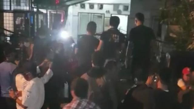 Warga memadati salah satu rumah di Komplek Cemara Asri