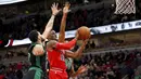 Pemain Chicago Bulls, David Nwaba (11) mencoba melewati adangan pemain Boston Celtics pada lanjutan NBA basketball game di United Center, Chicago, (11/12/2017). Bulls menang 108-85. (AP/Charles Rex Arbogast)