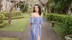Mulai dari dress, blouse, hingga kaus, Ersya Aurelia memang pandai padu padankan outfit yang dikenakannya. Tampil dengan outfit off shoulder yang perlihatkan bahu indahnya, penampilan artis berusia 22 tahun ini makin menawan. Rambut yang dibiarkan digerai membuat pesona Ersya kian terpancar. (Liputan6.com/IG/@ersyaurel)