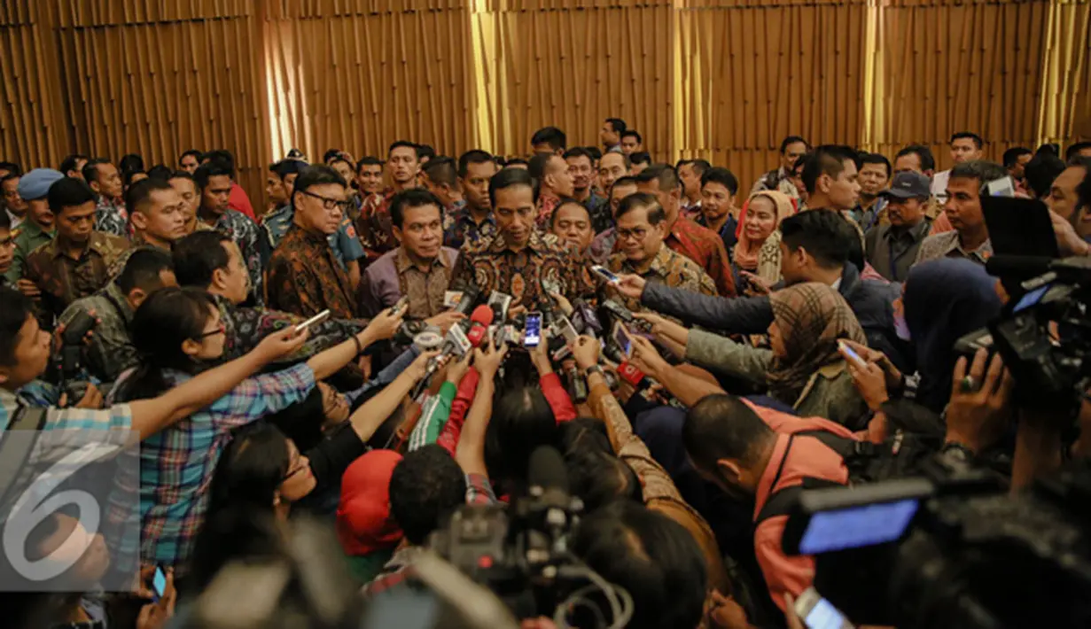 Presiden Joko Widodo memberikan keterangan pers usai membuka Musyawarah Nasional IV Adkasi di Jakarta, Kamis (17/12). (Liputan6.com/Faisal R Syam)