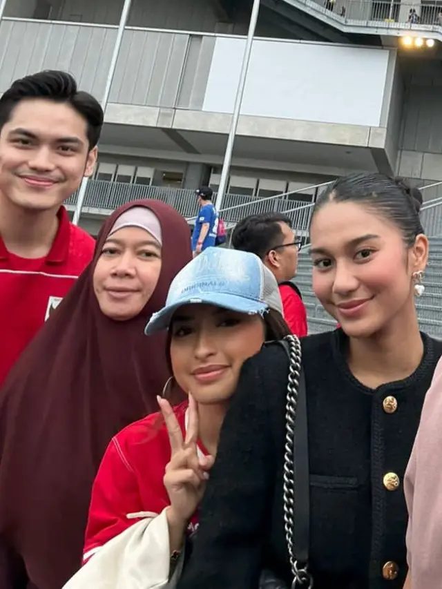 Gaya Azizah Salsha dan Jennifer Chopper saat Menyaksikan Langsung Timnas Indonesia Lawan Jepang. [@andre_rosiade]
