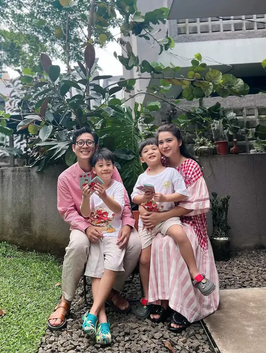Momen perayaan Imlek keluarga Junior Liem dan Putri Titian. [Foto: Instagram/putrititian]