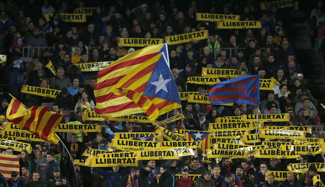 Aksi suporter Barcelona mengibarkan bendera Catalan 'Estelada', pada laga Copa del Rey di Camp Nou stadium, Barcelona, (11/1/2018). Barcelona menang 5-0 atas Celta Vigo. (AP/Manu Fernandez)