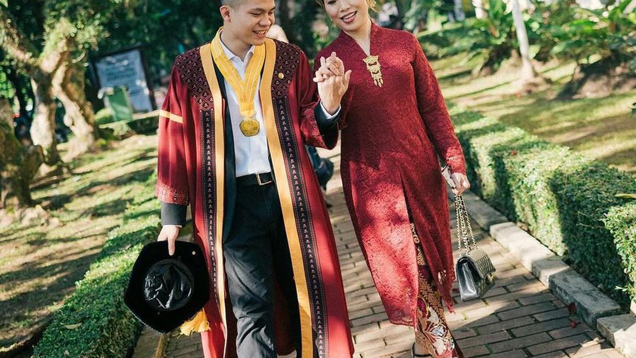 Berpose Sambil Menggandeng Sang Ibu
