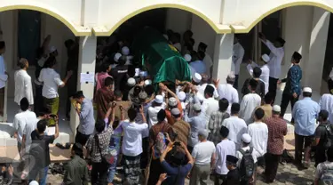 Jenazah mantan Imam Besar Masjid Istiqlal, Ali Mustafa Yaqub  sudah sampai di rumah duka di Pisangan Barat, Ciputat, Tangsel, Kamis (28/4). Pelayat, masyarakat dan santri ponpes Darus Sunnah memadati kediaman almarhum. (Liputan6.com/Helmi Afandi)