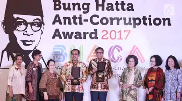 Penerima anugerah Bung Hatta Anti Corruption Award 2017, Bupati Bantaeng, Nurdin Abdullah dan Dirjen Bea Cukai, Heru Pambudi berfoto bersama keluarga Bung Hatta dalam acara malam anugerah di Jakarta, Kamis (14/12) malam. (Liputan6.com/Herman Zakharia)