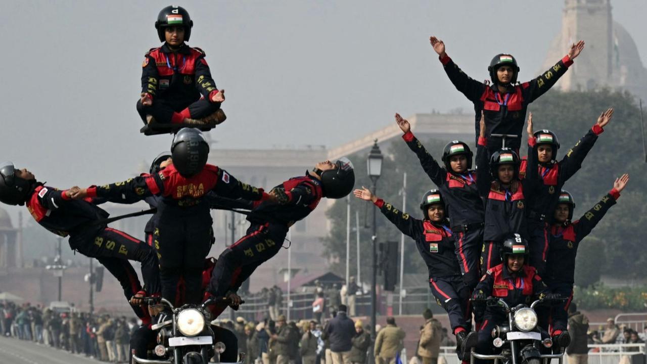 Tim pemberani sepeda motor wanita, Seema Bhawani yang merupakan anggota Pasukan Keamanan Perbatasan India (BSF) memamerkan keterampilan luar biasa mereka saat latihan parade Hari Republik di New Delhi, India, Rabu (17/1/2024).