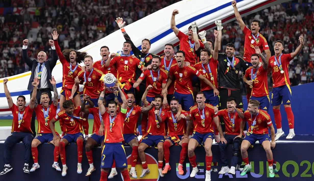 Spanyol berhasil merengkuh gelar Euro 2024 usai mengalahkan Inggris dengan skor 2-1. (Adrian DENNIS/AFP)