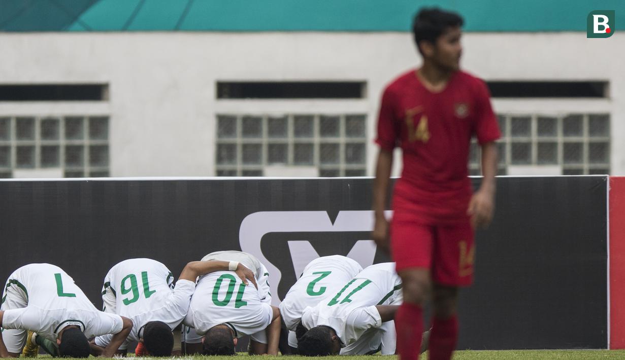 Para pemain Arab Saudi merayakan gol ke gawang Timnas Indonesia pada laga persahabatan di Stadion Wibawa Mukti, Jawa Barat, Rabu (10/10/2018). Indonesia kalah 1-2 dari Arab Saudi. (Bola.com/Vitalis Yogi Trisna)
