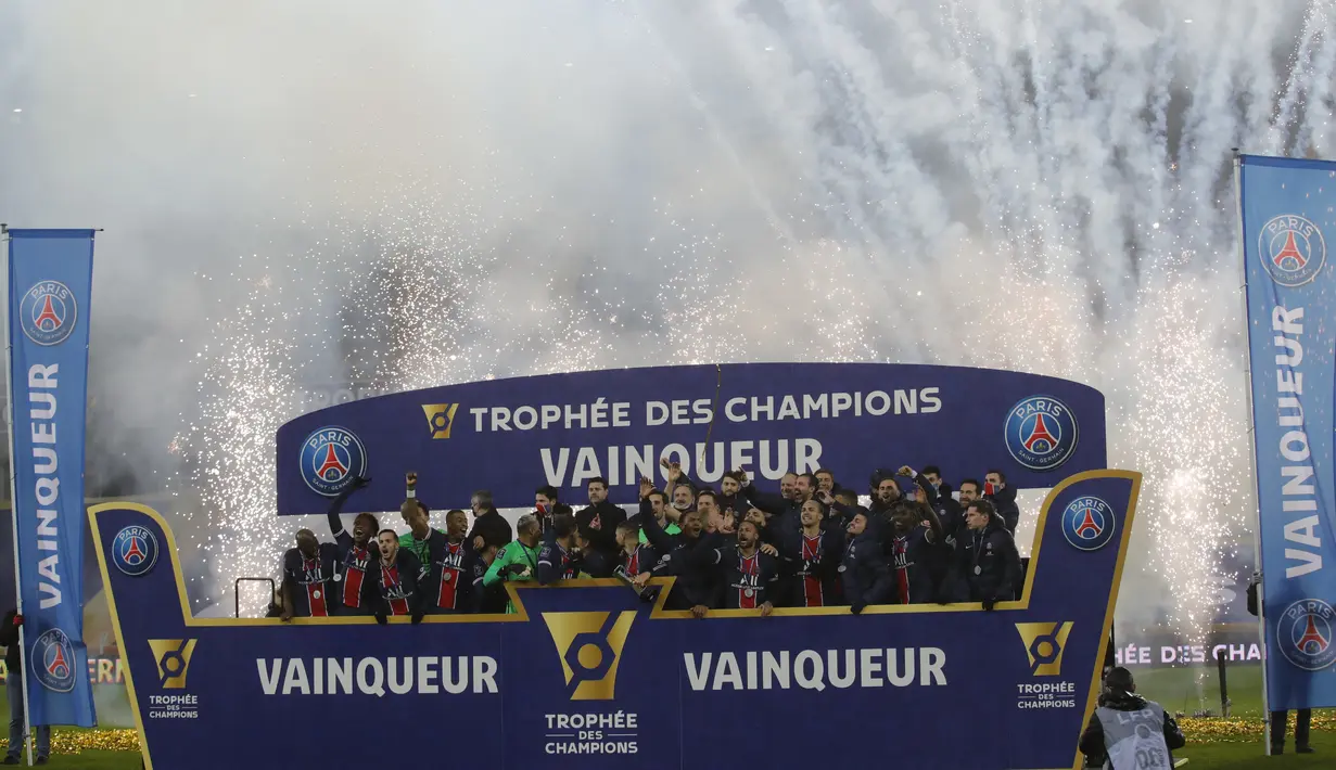 Para pemain PSG saat merayakan trofi Piala Super Prancis 2020/2021 di stadion Bollaert di Lens, Prancis utara, Kamis (14/1/2021). AP Photo/Christophe Ena)