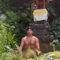 Seorang warga negara asing (WNA) dituduh melecehkan tempat ibadah di Bali karena meditasi sambil telanjang. (dok. tangkapan layar video Instagram @autistic_digital_nomad/https://www.instagram.com/p/CxzvfQMxlc8/)