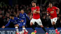 Gelandang Manchester United, Bruno Fernandes, berkontribusi membantu timnya menang 2-0 atas Chelsea pada laga pekan ke-26 Premier League di Stamford Bridge, Senin (17/2/2020). (AFP/Adrian Dennis)