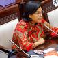 Menteri Keuangan Sri Mulyani Indrawati mengikuti rapat kerja dengan Komisi XI DPR di Kompleks Parlemen, Senayan, Jakarta, Rabu (19/1/2022). Rapat kerja tersebut terkait evaluasi APBN tahun 2021 dan Pemulihan Ekonomi Nasional (PEN) 2021 serta rencana PEN 2022. (Liputan6.com/Angga Yuniar)