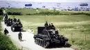 Foto yang diambil pada 6 Juni 1944 silam menggambarkan tentara sekutu turun di pantai Normandia, Perancis untuk sebuah operasi militer yang dikenal dengan sebutan "D-Day". (REUTERS/National Archives of Canada)