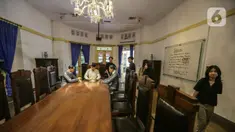 Pengunjung mengamati diorama di Museum Perumusan Naskah Proklamasi, Jakarta, Selasa (15/8/2023). (Liputan6.com/Faizal Fanani)