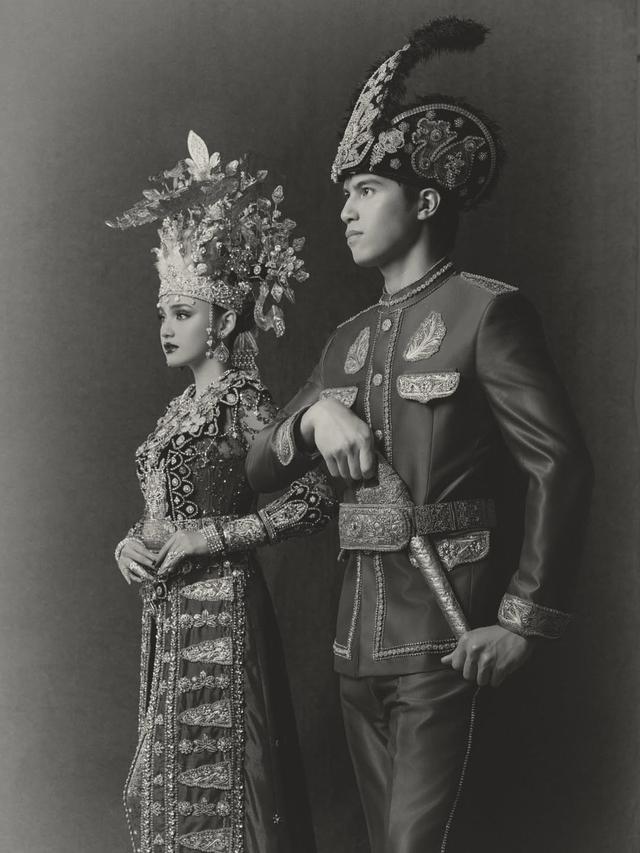 5. Busana yang Indah dan Glamor