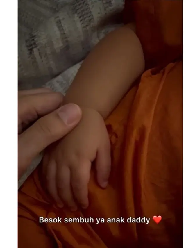 6 Momen Siti Badriah Tertidur dalam Posisi Duduk Demi Anak, Sikap Suami Tuai Pujian