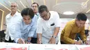 Perwakilan partai politik memvalidasi dan menandatangani persetujuan surat suara pemilihan Presiden dan Wakil Presiden serta anggota DPR RI pemilu 2019 di Jakarta, Jumat (4/1). (Liputan6.com/Helmi Fithriansyah)