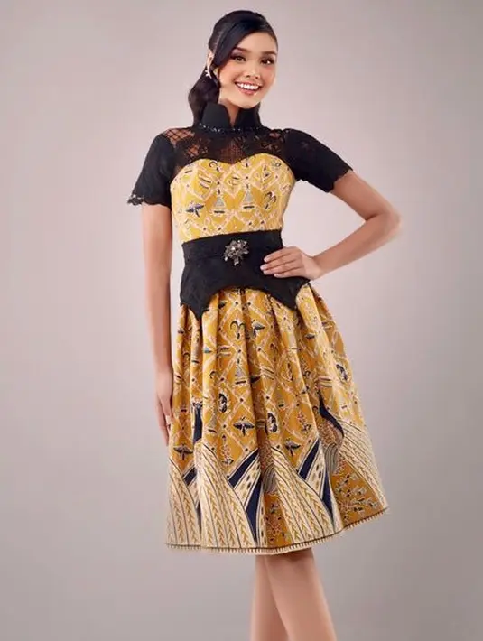 Tata juga tampil chic dengan mini dress batik padukan obi lace senada dengan atasannya.  [@harashtata]