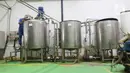 Untuk membuatnya menjadi tepung, cairan ini dipanaskan dan diproses dalam alat bernama feed tank spray dryer. (Liputan6.com/Herman Zakharia)