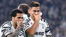 Pemain Juventus, Paulo Dybala (kanan)  merayakan golnya Dani Alves saat melawan FC Porto pada Babak 16 Besar Liga Champions di Juventus Stadium, (14/3/2017). Juventus menang 1-0. (EPA/Alessandro Di Marco)
