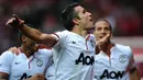 Robin van Persie yang didatangkan Manchester United pada awal musim 2012/2013 dari Arsenal mampu mencetak total 30 gol dan 15 assist di semua kompetisi pada musim 2012/2013 dari 48 laga. Ketajamannya pada musim debutnya berujung gelar juara Premier League 2012/2013 ditambah gelar top skor pada musim yang sama. (AFP/Olly Greenwood)