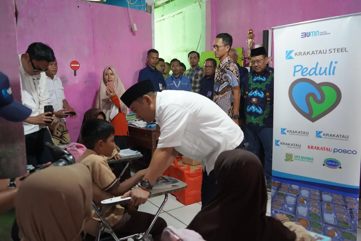 Krakatau Steel Peduli menggelar kegiatan "Jumat Berkah" dengan membagikan paket makan bergizi gratis kepada siswa Madrasah Ibtidaiyah Mathla’ Ulhuda, Cilegon, pada Jumat (7/2).