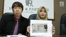 Komika Arafah Rianti memperlihatkan fotokopi KTP orang yang diduga telah menipunya, Jakarta, Kamis (6/7). Arafah mengaku membeli mobil pada Kima Melati tetapi belum diberikan BPKBnya meski telah selesai dilunasi. (Liputan6.com/Helmi Afandi)