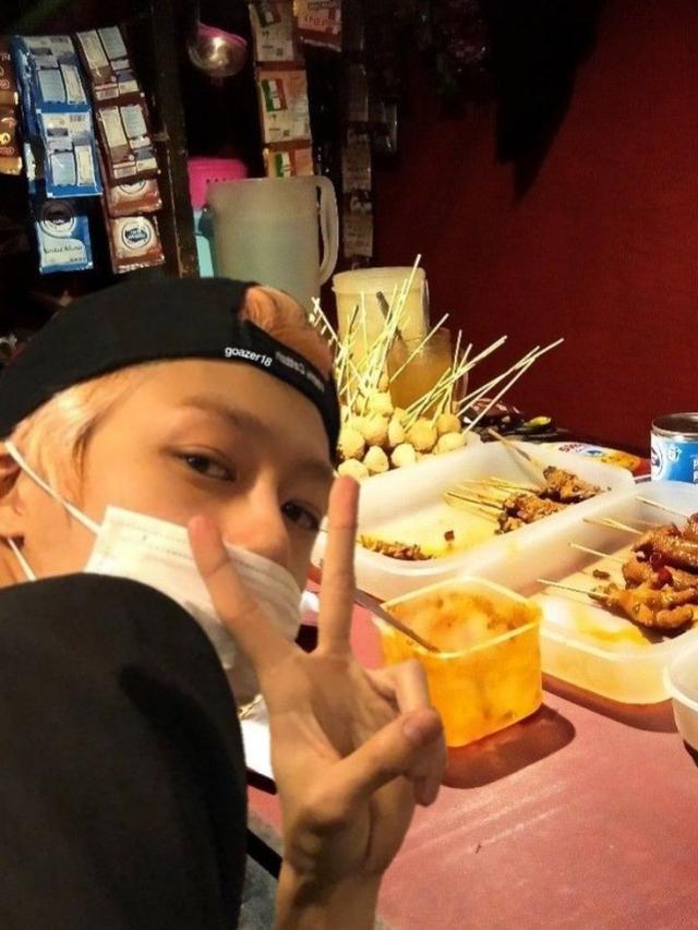 6 Editan Foto Idol K-Pop saat Jadi Penjaga Warung, Kocak Banget