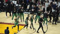Selebrasi pemain Celtics usai mengalahkan Heat di gam enam final Wilayah Timur NBA (AP)
