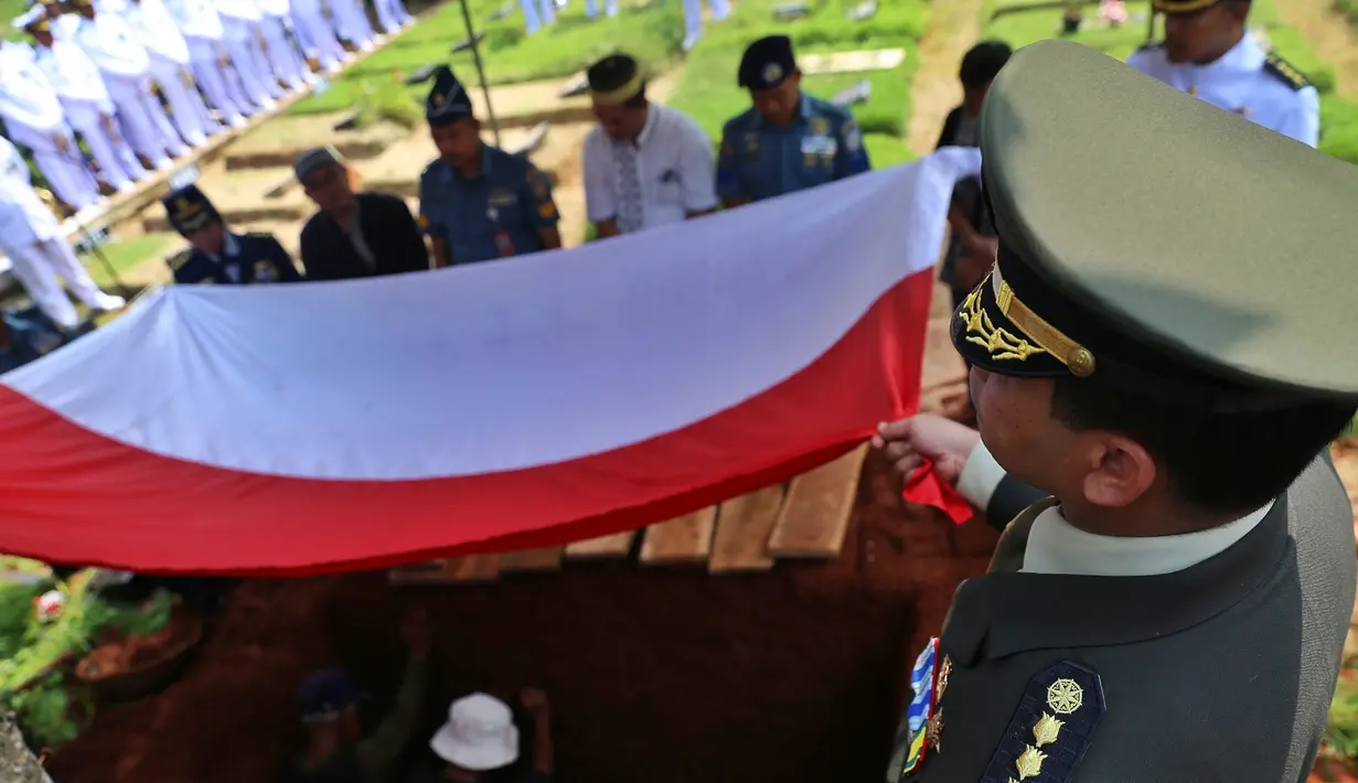 "Saya, atas nama keluarga almarhum menyerahkan jenazah Laksamana Satu Purnawirawan TNI Amoroso Katamsi kepada pemerintah untuk dimakamkan," ucap Aning Katamsi di pelataran mesjid Imam Bonjol, komplek AL Pangkalan Jati, Selasa (17/4/2018) siang.