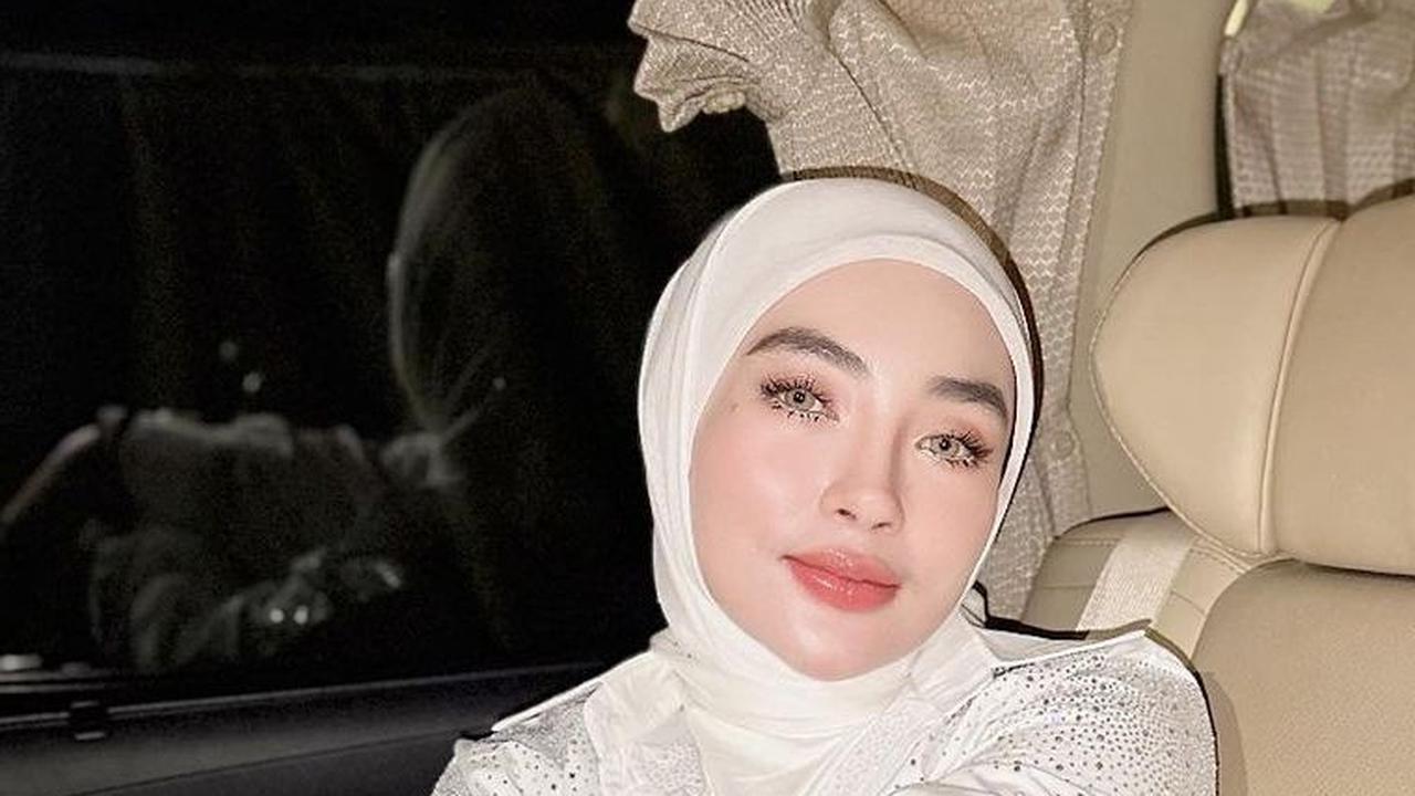 Setelah dikenal luas sebagai seorang pebisnis sukses, Shella lekat dengan branding pengusaha rendah hati yang gemar berbagi ilmu. Melalui akun Instagram, selebgram yang memiliki 1 juta pengikut ini kerap membocorkan trik merintis bisnis.