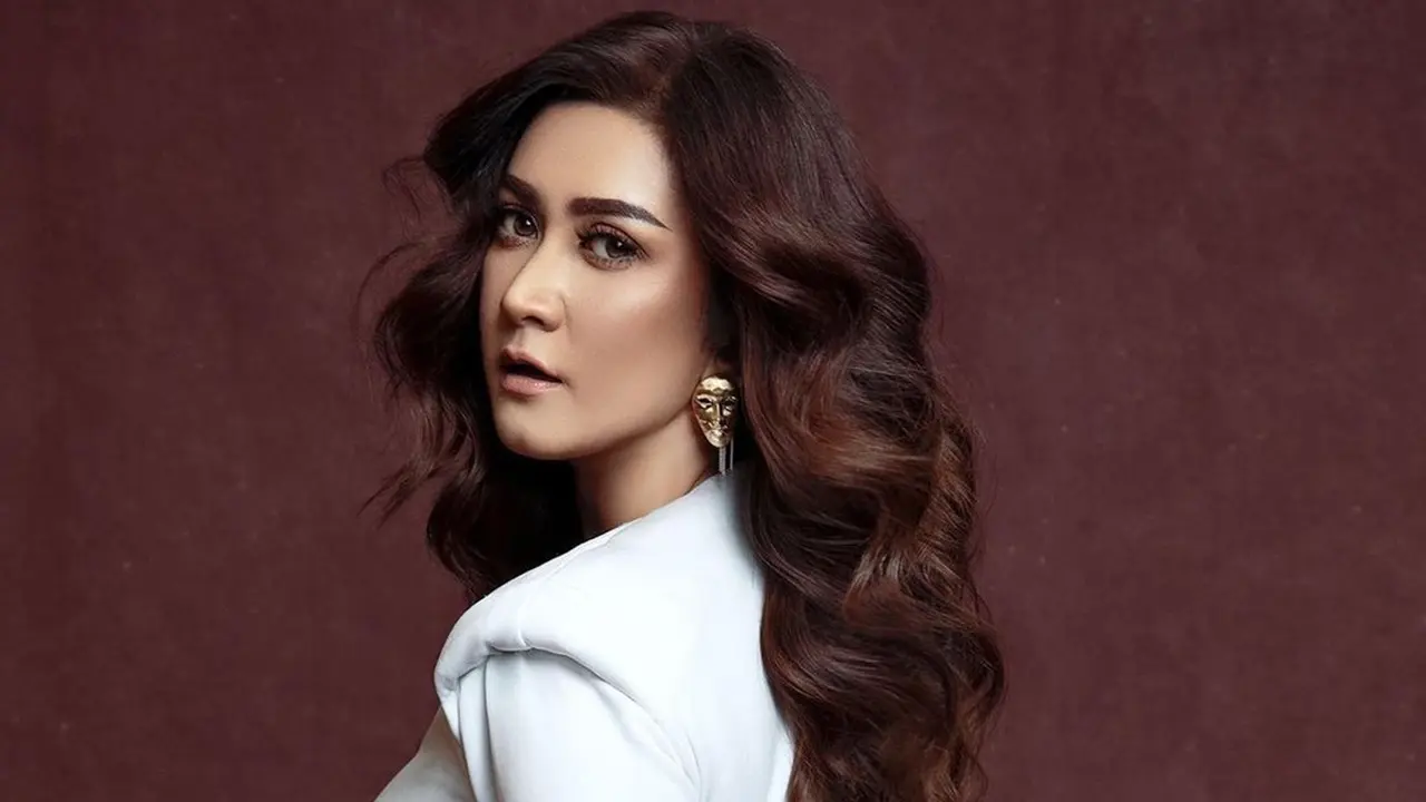 Gaya Pemotretan Nafa Urbach dengan Gaun Putih, Dipuji Makin Langsing
